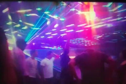 हिस्ट्रीशीटर की बर्थडे पार्टी में बार बालाओं संग ठुमके लगाते पुलिसकर्मी