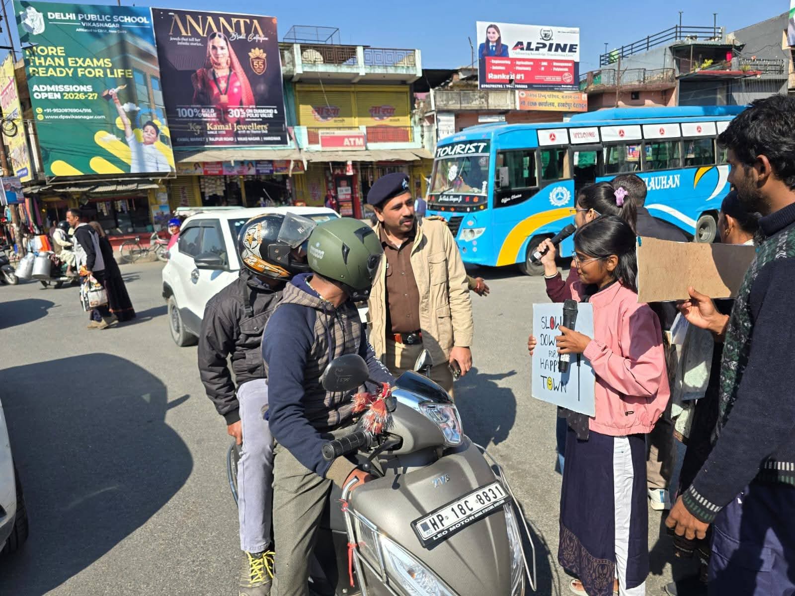 सड़क दुर्घटनाओं की रोकथाम के लिए लगातार दून पुलिस चला रही है अभियान