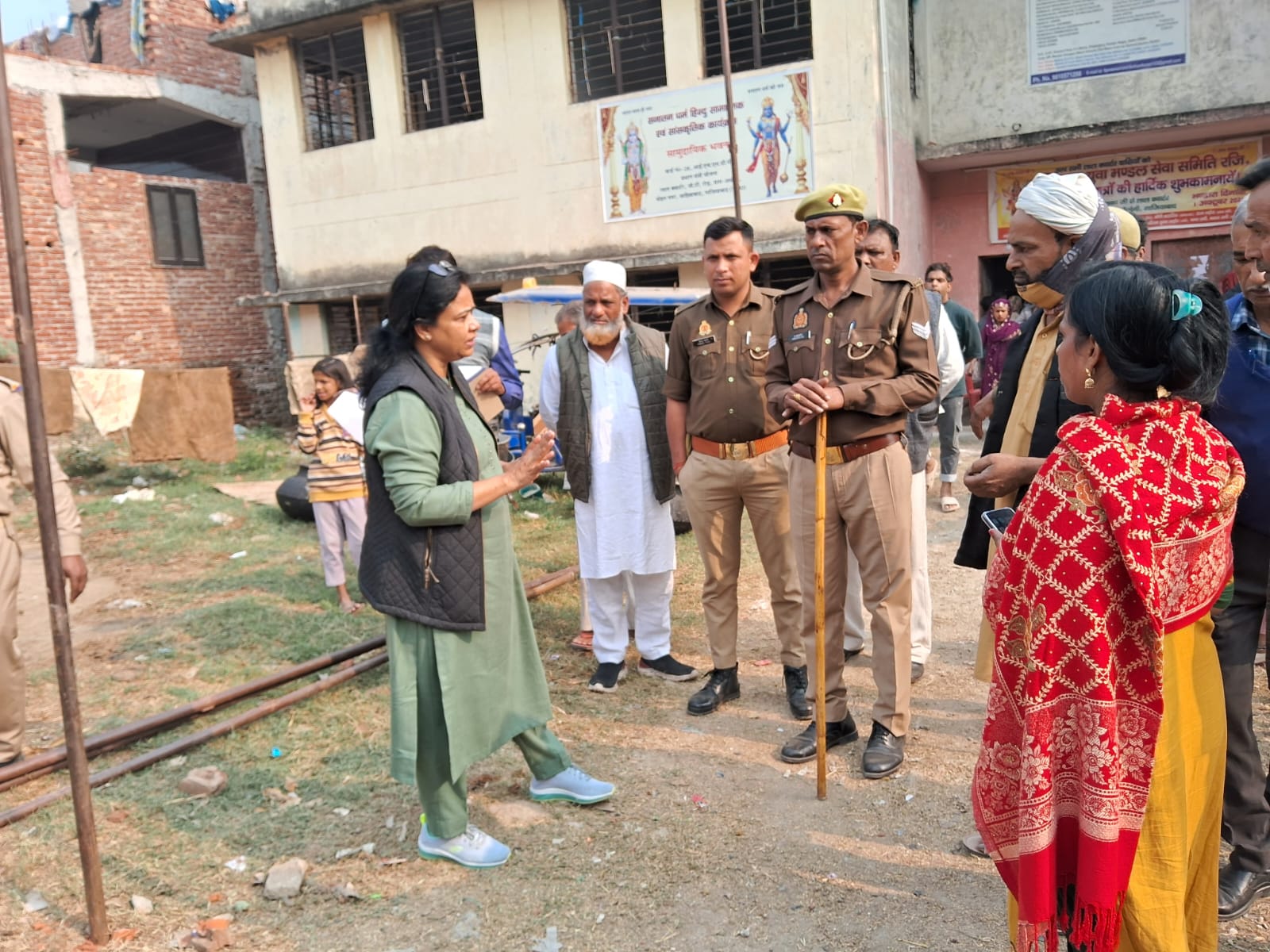 Ghaziabad 15 साल पुराने कब्जे को महापौर सुनीता दयाल ने हटाया