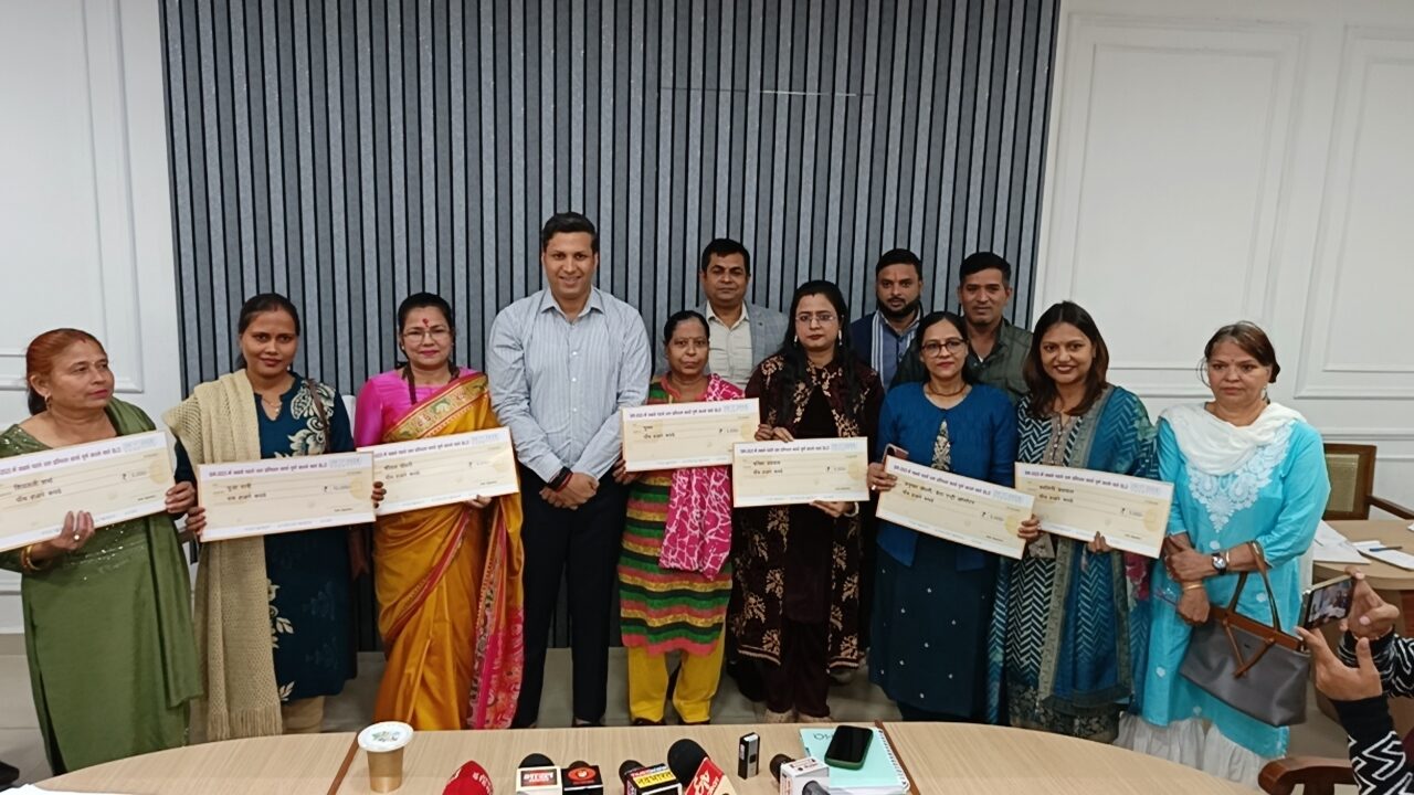 जिलाधिकारी ने बीएलओ को किया सम्मानित