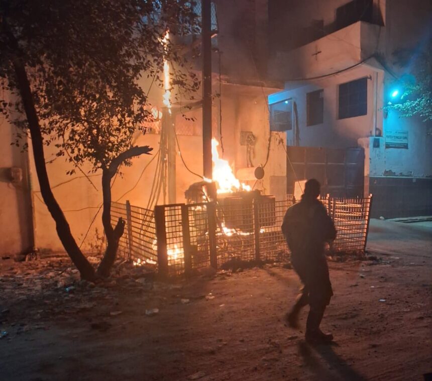 गाजियाबाद आग, मोहननगर आग, आनंद इंडस्ट्रियल एरिया, इको मार्ट वेयरहाउस, ट्रांसफार्मर शॉर्ट सर्किट, आईटीएस कॉलेज गाजियाबाद, फायर ब्रिगेड गाजियाबाद, फायर स्टेशन वैशाली, फायर ऑपरेशन, जेसीबी सहायता, राहुल पाल सीएफओ, पुस्तक वेयरहाउस आग, औद्योगिक क्षेत्र हादसा, गाजियाबाद समाचार, ट्रांसफार्मर ब्लास्ट, वेयरहाउस नुकसान, अग्निशमन दल, जनहानि नहीं, औद्योगिक सुरक्षा, गाजियाबाद फायर न्यूज