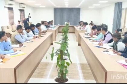 गाजियाबाद प्रदूषण, GRAP-3 लागू, वायु गुणवत्ता, जिलाधिकारी रविंद्र कुमार मंदर, प्रदूषण नियंत्रण बैठक, निर्माण कार्यों पर रोक, स्कूलों को निर्देश, प्रदूषणकारी वाहन, AQI गाजियाबाद, दिल्ली-एनसीआर प्रदूषण, स्वास्थ्य पर खतरा, मास्क अनिवार्य, जिला प्रशासन कार्रवाई, प्रदूषण निगरानी टीम, गाजियाबाद समाचार, ग्रेडेड रिस्पॉन्स एक्शन प्लान, पर्यावरण सुरक्षा, पॉल्यूशन कंट्रोल बोर्ड, नगर निगम गाजियाबाद, ट्रैफिक पुलिस अभियान