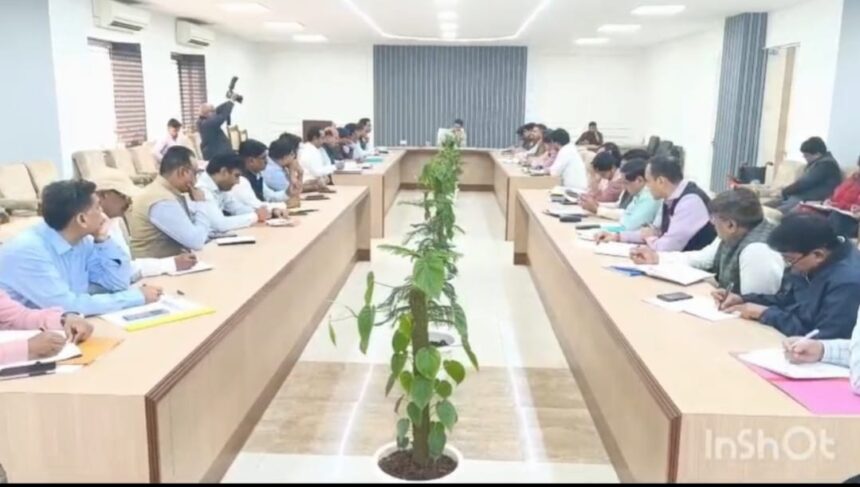 गाजियाबाद प्रदूषण, GRAP-3 लागू, वायु गुणवत्ता, जिलाधिकारी रविंद्र कुमार मंदर, प्रदूषण नियंत्रण बैठक, निर्माण कार्यों पर रोक, स्कूलों को निर्देश, प्रदूषणकारी वाहन, AQI गाजियाबाद, दिल्ली-एनसीआर प्रदूषण, स्वास्थ्य पर खतरा, मास्क अनिवार्य, जिला प्रशासन कार्रवाई, प्रदूषण निगरानी टीम, गाजियाबाद समाचार, ग्रेडेड रिस्पॉन्स एक्शन प्लान, पर्यावरण सुरक्षा, पॉल्यूशन कंट्रोल बोर्ड, नगर निगम गाजियाबाद, ट्रैफिक पुलिस अभियान