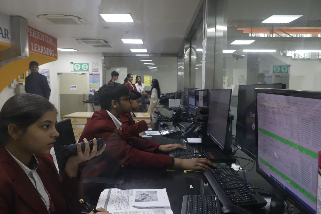 यात्रियों ने बच्चों की आवाज़ में सुनीं अनाउंसमेंट, बाल दिवस खास बना