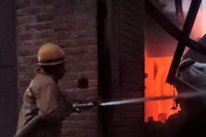 लोनी में बंद मकान में लगी भीषण आग