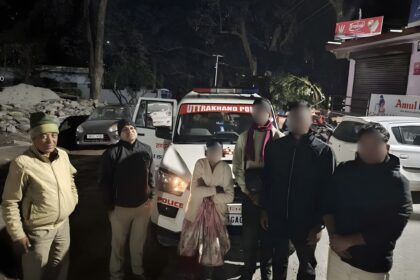 कड़कड़ाती सर्दी की रात में गौचर पुलिस बनी मानसिक रूप से अस्वस्थ वृद्ध महिला का सहारा—सकुशल पहुँचाया परिवार तक। दिनांक 15.11.2025 की देर रात गौचर मेले में ड्यूटी पर तैनात पुलिस कर्मियों को एक वृद्ध महिला अकेली घूमती हुई मिलीं। महिला मानसिक रूप से कुछ अस्वस्थ प्रतीत हो रही थीं और बेहद असहाय अवस्था में थीं। पूछताछ करने पर वे अपना नाम या पता स्पष्ट रूप से नहीं बता पाईं—बस बार-बार इतना ही कहती रहीं कि “मेरी लड़की गोपेश्वर में रहती है…” रात का समय होने और बढ़ती ठड़ के बीच किसी भी अप्रिय घटना की आशंका को देखते हुए पुलिस कर्मियों ने तुरंत मानवीय संवेदनशीलता को प्राथमिकता देते हुए महिला को सुरक्षित चौकी गौचर ले जाकर उनके रहने व भोजन की व्यवस्था की। जिसके बाद पुलिस टीम ने पूरी तत्परता से चौकी क्षेत्रान्तर्गत लोगों से पूछताछ, पहचान संबंधी प्रयास एवं स्थानीय नेटवर्क का उपयोग करते हुए महिला के परिजनों को खोजने के प्रयास शुरू किए। लगातार खोजबीन और अथक प्रयासों के बाद दिनांक 16.11.25 को महिला के परिजनों का पता लगाकर उन्हें सुरक्षित उनके भतीजे श्री शुभम बुटोला के सुपुर्द किया गया। जिन्होंने बताया की उनकी ताई मानसिक रूप से कुछ अस्वस्थ है व बिना बताए घर से चली गयी थी। जिन्हें ढँढूने के लिए परिजनों ने भी काफी प्रयास किए लेकिन उनका कोई पता नहीं चला। महिला के सकुशल मिलने पर परिवारजनों ने भावुक होकर चमोली पुलिस के इस संवेदनशील, जिम्मेदार और मानवता से परिपूर्ण प्रयास के लिए हृदय से धन्यवाद ज्ञापित किया। पुलिस टीम- का0 सुशील, कॉ0 कमलेश सजवाण, उ0चालक राकेश व होमगार्ड विपिन राणा