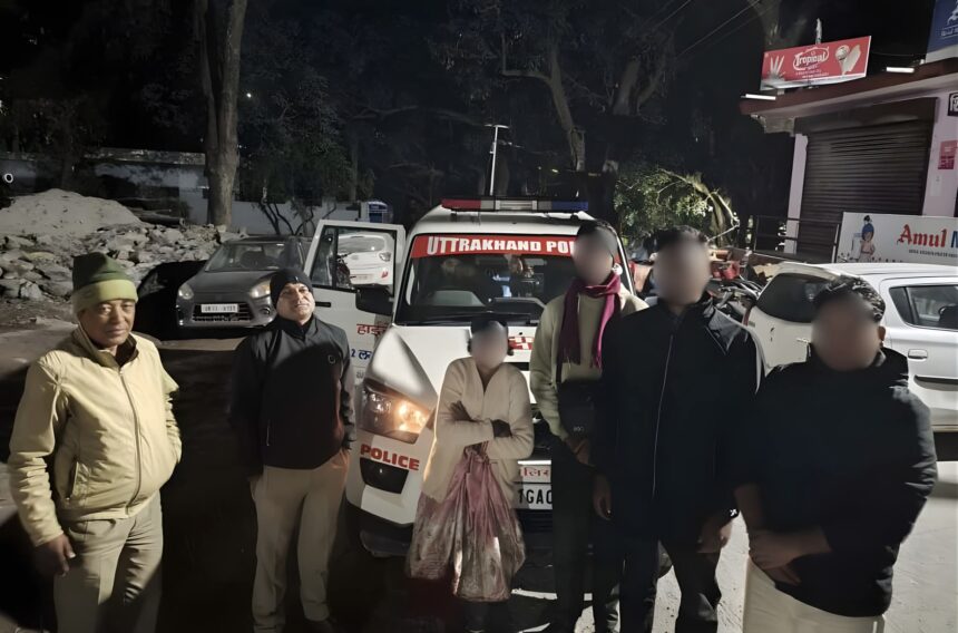 कड़कड़ाती सर्दी की रात में गौचर पुलिस बनी मानसिक रूप से अस्वस्थ वृद्ध महिला का सहारा—सकुशल पहुँचाया परिवार तक। दिनांक 15.11.2025 की देर रात गौचर मेले में ड्यूटी पर तैनात पुलिस कर्मियों को एक वृद्ध महिला अकेली घूमती हुई मिलीं। महिला मानसिक रूप से कुछ अस्वस्थ प्रतीत हो रही थीं और बेहद असहाय अवस्था में थीं। पूछताछ करने पर वे अपना नाम या पता स्पष्ट रूप से नहीं बता पाईं—बस बार-बार इतना ही कहती रहीं कि “मेरी लड़की गोपेश्वर में रहती है…” रात का समय होने और बढ़ती ठड़ के बीच किसी भी अप्रिय घटना की आशंका को देखते हुए पुलिस कर्मियों ने तुरंत मानवीय संवेदनशीलता को प्राथमिकता देते हुए महिला को सुरक्षित चौकी गौचर ले जाकर उनके रहने व भोजन की व्यवस्था की। जिसके बाद पुलिस टीम ने पूरी तत्परता से चौकी क्षेत्रान्तर्गत लोगों से पूछताछ, पहचान संबंधी प्रयास एवं स्थानीय नेटवर्क का उपयोग करते हुए महिला के परिजनों को खोजने के प्रयास शुरू किए। लगातार खोजबीन और अथक प्रयासों के बाद दिनांक 16.11.25 को महिला के परिजनों का पता लगाकर उन्हें सुरक्षित उनके भतीजे श्री शुभम बुटोला के सुपुर्द किया गया। जिन्होंने बताया की उनकी ताई मानसिक रूप से कुछ अस्वस्थ है व बिना बताए घर से चली गयी थी। जिन्हें ढँढूने के लिए परिजनों ने भी काफी प्रयास किए लेकिन उनका कोई पता नहीं चला। महिला के सकुशल मिलने पर परिवारजनों ने भावुक होकर चमोली पुलिस के इस संवेदनशील, जिम्मेदार और मानवता से परिपूर्ण प्रयास के लिए हृदय से धन्यवाद ज्ञापित किया। पुलिस टीम- का0 सुशील, कॉ0 कमलेश सजवाण, उ0चालक राकेश व होमगार्ड विपिन राणा