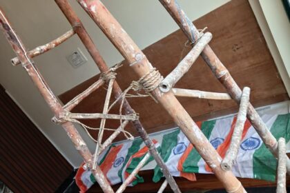 लोनी में सभासद ने तिरंगा ज़मीन पर बिछाया