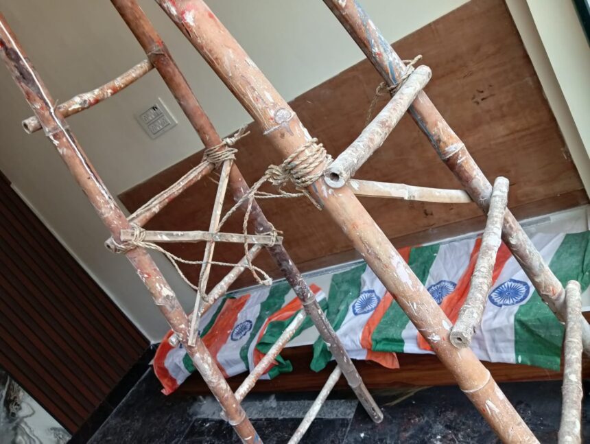 लोनी में सभासद ने तिरंगा ज़मीन पर बिछाया