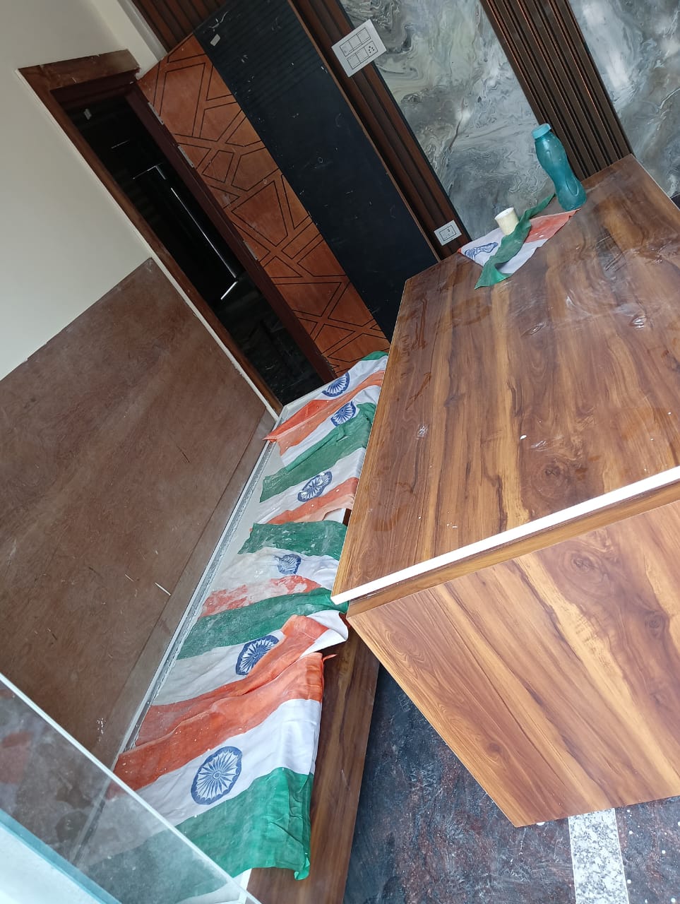 लोनी में सभासद ने तिरंगा ज़मीन पर बिछाया