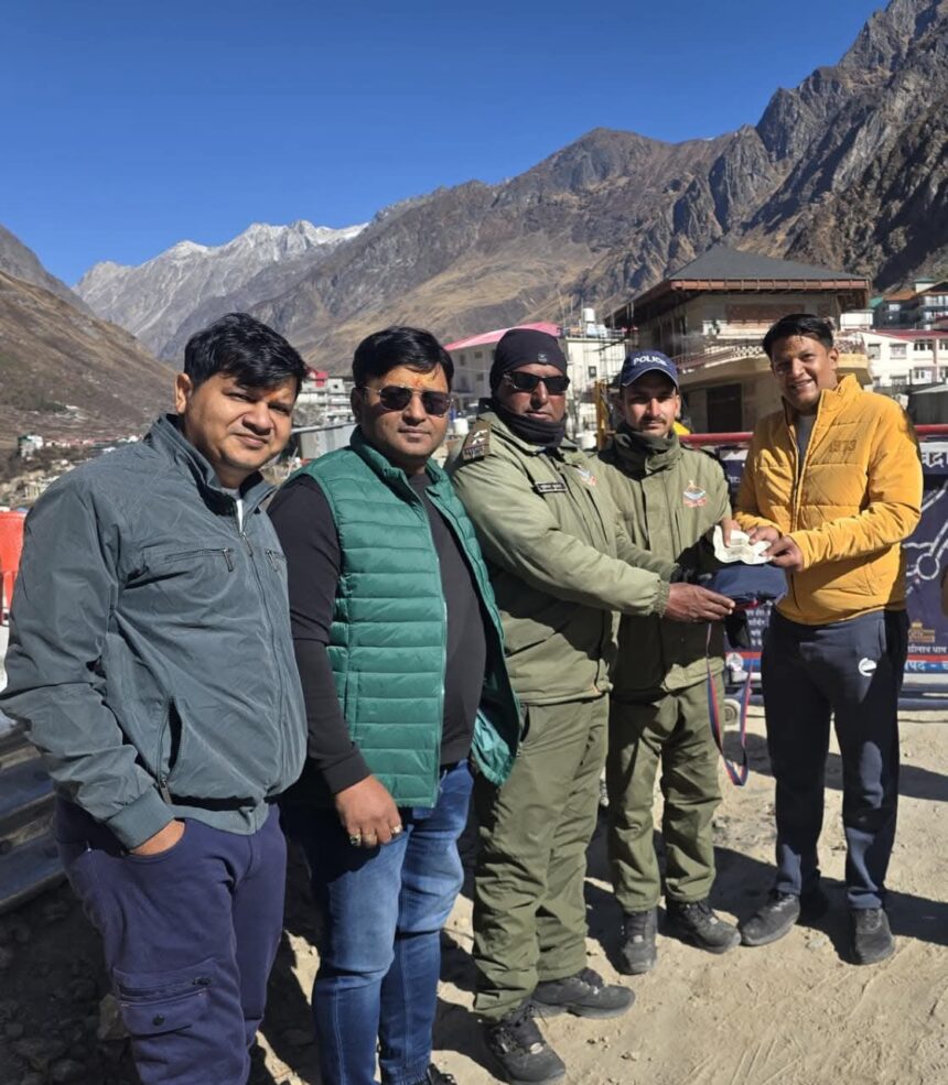 बद्रीनाथ पुलिस की मुस्तैदी से यात्री को मिला खोया हुआ कैश और सामान