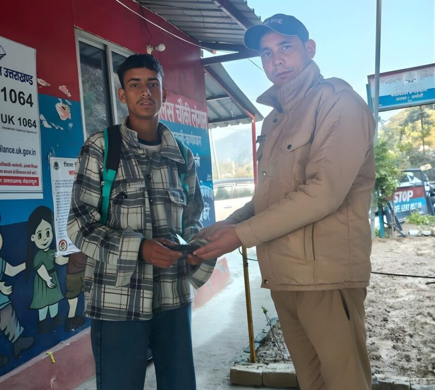 langasu-police-returned-lost-wallet-10000-cash