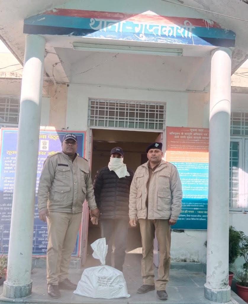 गुप्तकाशी पुलिस की बड़ी कार्रवाई: 28 हाफ सोलमेट व्हिस्की के साथ शराब तस्कर गिरफ्तार