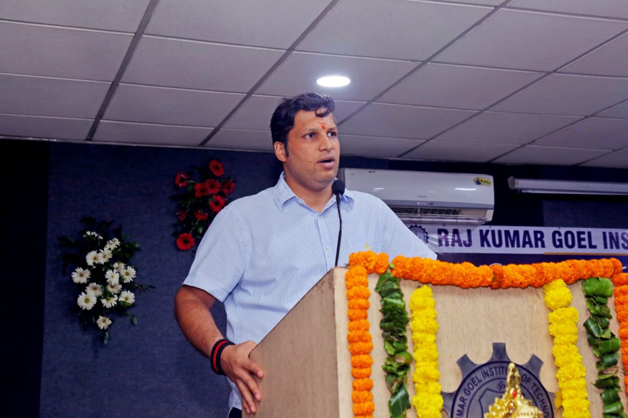 बीएलओ से संपर्क करें: जिला निर्वाचन अधिकारी