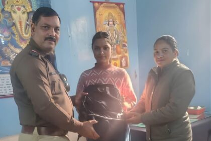 karnaprayag-police-found-lost-bag-humanitarian-action
