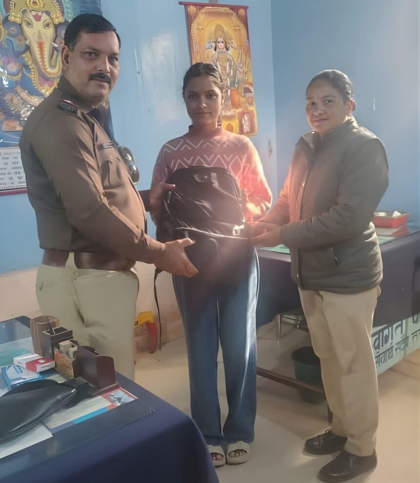 karnaprayag-police-found-lost-bag-humanitarian-action