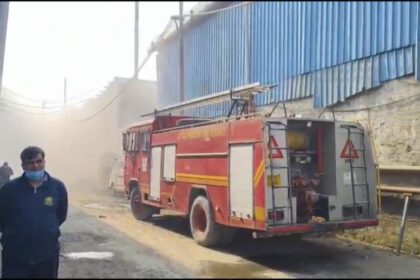 गाजियाबाद इलेक्ट्रॉनिक्स स्क्रैप गोदाम में लगी भीषण आग