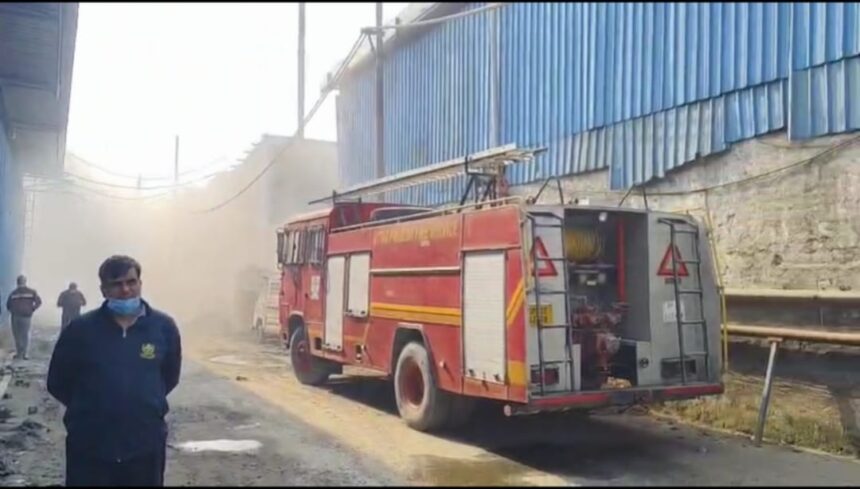गाजियाबाद इलेक्ट्रॉनिक्स स्क्रैप गोदाम में लगी भीषण आग