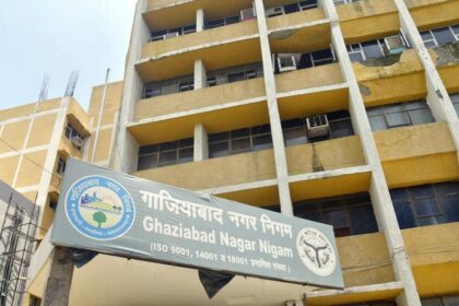 गाजियाबाद नगर निगम ने शहरवासियों को राहत देने के उद्देश्य से सम्पत्तिकर (गृहकर) पर 20 प्रतिशत छूट योजना को एक महीने के लिए बढ़ा दिया है। यह छूट अब 31 दिसंबर 2025 तक लागू रहेगी। पहले यह योजना 30 नवंबर तक ही थी। नगर निगम को बड़ी संख्या में नागरिकों से समय सीमा बढ़ाने के अनुरोध प्राप्त हुए थे, जिसके बाद महापौर सुनीता दयाल ने यह निर्णय लिया। महापौर सुनीता दयाल का बयान महापौर ने कहा: "बहुत से नागरिक विभिन्न कारणों से समय पर गृहकर जमा नहीं कर पाए। जनहित को ध्यान में रखते हुए 20% छूट की अंतिम तिथि 31 दिसंबर 2025 तक बढ़ा दी गई है। सभी शहरवासी इस अवसर का लाभ उठाएं।" भुगतान कैसे करें? निगम ने कर भुगतान के लिए कई विकल्प उपलब्ध कराए हैं: नगर निगम के सभी ज़ोनल कार्यालयों में ऑनलाइन पोर्टल: https://onlinegnn.in मोबाइल ऐप के माध्यम से भुगतान विकल्प: नकद, चेक, UPI, डेबिट/क्रेडिट कार्ड छूट अवधि समाप्त होने के बाद क्या होगा? यदि 31 दिसंबर 2025 तक सम्पत्तिकर जमा नहीं किया गया तो— 20% छूट समाप्त हो जाएगी ब्याज और पेनल्टी लागू होगी बकायादारों को नोटिस आवश्यक होने पर कुर्की जैसी कार्रवाई भी संभव एक महीने में 68 करोड़ रुपये की वसूली नगर आयुक्त विक्रमादित्य सिंह मलिक ने बताया कि 20% छूट योजना के तहत पिछले महीने लगभग 42,000 संपत्ति धारकों ने कर जमा किया है, जिससे निगम कोष में 68 करोड़ रुपये से अधिक की वसूली हुई है। उम्मीद है कि समय सीमा बढ़ने से और अधिक लोग लाभान्वित होंगे। नागरिकों की प्रतिक्रिया शहरवासियों ने महापौर के इस निर्णय का स्वागत किया है और इसे “नए साल से पहले राहत भरा कदम” बताया है।