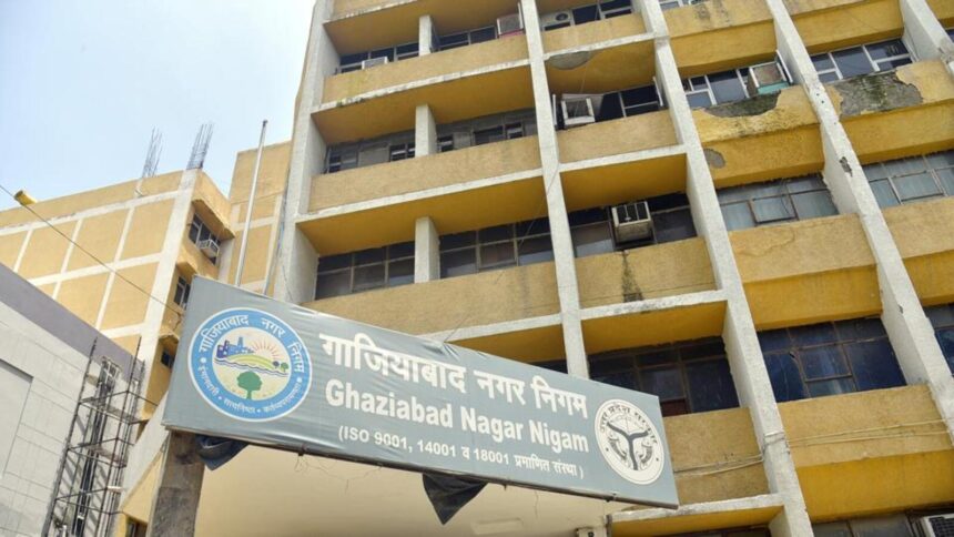 गाजियाबाद नगर निगम ने शहरवासियों को राहत देने के उद्देश्य से सम्पत्तिकर (गृहकर) पर 20 प्रतिशत छूट योजना को एक महीने के लिए बढ़ा दिया है। यह छूट अब 31 दिसंबर 2025 तक लागू रहेगी। पहले यह योजना 30 नवंबर तक ही थी। नगर निगम को बड़ी संख्या में नागरिकों से समय सीमा बढ़ाने के अनुरोध प्राप्त हुए थे, जिसके बाद महापौर सुनीता दयाल ने यह निर्णय लिया। महापौर सुनीता दयाल का बयान महापौर ने कहा: "बहुत से नागरिक विभिन्न कारणों से समय पर गृहकर जमा नहीं कर पाए। जनहित को ध्यान में रखते हुए 20% छूट की अंतिम तिथि 31 दिसंबर 2025 तक बढ़ा दी गई है। सभी शहरवासी इस अवसर का लाभ उठाएं।" भुगतान कैसे करें? निगम ने कर भुगतान के लिए कई विकल्प उपलब्ध कराए हैं: नगर निगम के सभी ज़ोनल कार्यालयों में ऑनलाइन पोर्टल: https://onlinegnn.in मोबाइल ऐप के माध्यम से भुगतान विकल्प: नकद, चेक, UPI, डेबिट/क्रेडिट कार्ड छूट अवधि समाप्त होने के बाद क्या होगा? यदि 31 दिसंबर 2025 तक सम्पत्तिकर जमा नहीं किया गया तो— 20% छूट समाप्त हो जाएगी ब्याज और पेनल्टी लागू होगी बकायादारों को नोटिस आवश्यक होने पर कुर्की जैसी कार्रवाई भी संभव एक महीने में 68 करोड़ रुपये की वसूली नगर आयुक्त विक्रमादित्य सिंह मलिक ने बताया कि 20% छूट योजना के तहत पिछले महीने लगभग 42,000 संपत्ति धारकों ने कर जमा किया है, जिससे निगम कोष में 68 करोड़ रुपये से अधिक की वसूली हुई है। उम्मीद है कि समय सीमा बढ़ने से और अधिक लोग लाभान्वित होंगे। नागरिकों की प्रतिक्रिया शहरवासियों ने महापौर के इस निर्णय का स्वागत किया है और इसे “नए साल से पहले राहत भरा कदम” बताया है।