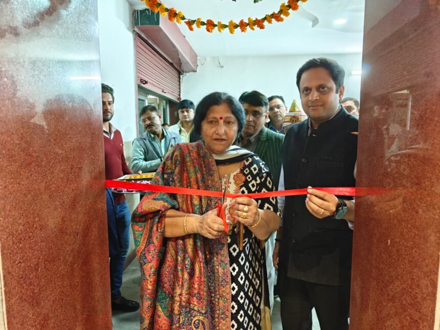 महापौर व नगर आयुक्त ने लिफ्ट का काटा रिबन मुख्यालय में आने जाने की व्यवस्था सुचारू करने हेतु तीसरी लिफ्ट शुरू गाजियाबाद नगर निगम मुख्यालय में शहरवासियों का मूल सुविधाओं के लिए आना जाना लगा रहता है व आये हुए आंगतुकों के लिए नगर निगम अच्छी व्यवस्था दे ऐसा प्रयास भी रहता है और इसी के क्रम में मुख्यालय में आने जाने हेतु लिफ्ट का कार्य कराया जा रहा था जिसका कार्य पूर्ण हुआ एवं महापौर व नगर आयुक्त ने रिबन काटकर लोकार्पण किया है जिससे आने वाले आंगतुकों को सुविधा मिल सके। महापौर सुनीता दयाल व नगर आयुक्त विक्रमादित्य सिंह मालिक द्वारा बताया गया कि नगर निगम में विभिन्न प्रकार से आने वाले लोगो को प्रथम तल से पंचम तल तक आना जाना पड़ता है और कुछ बुजुर्ग व महिलाएं भी आती जाती हैं जिनको सीढ़ी से आने जाने में समस्या होती है एवं अधिक लॉफ्ट न होने के कारण अन्य लिफ्ट पर बहुत भार रहता है इसलिए एक लिफ्ट की व्यवस्था की गई है जिससे आने वाले सभी लोगो को आसानी हो सके और सुचारू व्यवस्था भी मिल सके। इस दौरान अपर नगर आयुक्त अवनेंद्र सिंह,नजारत प्रभारी विमल सिंह,नगर स्वास्थ्य अधिकारी डॉ मिथलेश कुमार सिंह आदि उपस्थित रहे।