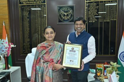 बुलंदशहर का विश्वस्तरीय रिकॉर्ड: 1.94 लाख लोगों ने गाया वंदे मातरम्, DM श्रुति शर्मा को सम्मान