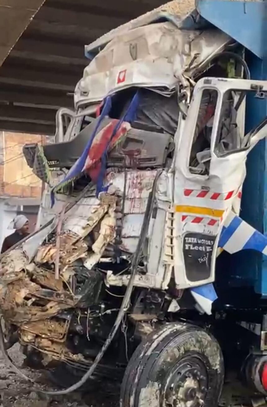 ओवरलोड डंपर हाईवे पर पलटा,