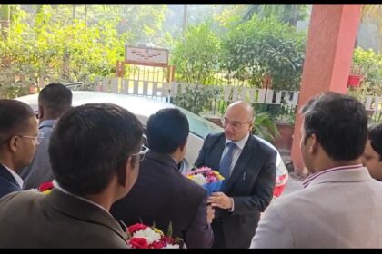 गाजियाबाद पहुंचे उत्तर प्रदेश के मुख्य निर्वाचन अधिकारी नवदीप रिणवा, आज होगी उच्चस्तरीय समीक्षा बैठक