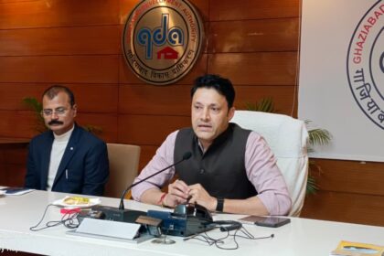 गाजियाबाद विकास प्राधिकरण (जीडीए) के उपाध्यक्ष नंद किशोर कलाल ने गुरुवार को मीडिया से बातचीत के दौरान मुख्यमंत्री योगी आदित्यनाथ के ड्रीम प्रोजेक्ट हरनंदीपुरम परियोजना सहित शहर की कई महत्वपूर्ण विकास योजनाओं का अपडेट जारी किया। उन्होंने कहा कि प्राधिकरण इन सभी परियोजनाओं को जल्द से जल्द धरातल पर लाने के लिए तेजी से काम कर रहा है। हरनंदीपुरम परियोजना पर बड़ा अपडेट उपाध्यक्ष के अनुसार, इस परियोजना के लिए कुल 520 हेक्टेयर भूमि की आवश्यकता है। अब तक किसानों द्वारा 35 हेक्टेयर भूमि की रजिस्ट्री प्राधिकरण के पक्ष में की जा चुकी है। उन्होंने बताया कि जीडीए के लैंड बैंक में पहले से अतिरिक्त भूमि उपलब्ध है, जिससे प्रक्रिया तेजी से आगे बढ़ रही है। कलाल ने कहा कि उन्हें पूरा विश्वास है कि इस महत्वाकांक्षी परियोजना को जल्द ही अमलीजामा पहनाया जाएगा और शहर को नई दिशा मिलेगी। किसानों के मुआवजे पर स्पष्टता सर्किल रेट कम होने के कारण किसानों में उठ रही नाराज़गी पर प्रतिक्रिया देते हुए उपाध्यक्ष ने कहा: “प्राधिकरण के अधिकारी लगातार किसानों के संपर्क में हैं। किसी भी बिचौलिए या दलाल को इस प्रक्रिया को प्रभावित करने का अवसर नहीं दिया जाएगा। किसानों का हित सर्वोपरि है और मुआवजा पूरी पारदर्शिता के साथ दिया जाएगा।” तुलसी निकेतन में जर्जर फ्लैटों का पुनर्निर्माण तुलसी निकेतन योजना पर जानकारी देते हुए उन्होंने कहा कि वहां के जर्जर हो चुके फ्लैटों का पुनर्निर्माण कराया जाएगा। निर्माण अवधि के दौरान जिन आवंटियों को रहने की समस्या होगी, जीडीए बोर्ड की स्वीकृति के बाद उनका किराया प्राधिकरण वहन करेगा, ताकि किसी को असुविधा न हो। सड़क और पुल निर्माण कार्यों में तेजी उपाध्यक्ष ने यह भी बताया कि शहर में कई प्रमुख सड़कें और पुल तेजी से बनाए जा रहे हैं। इससे गाजियाबाद की कनेक्टिविटी बेहतर होगी और यातायात में भी सुधार आएगा। उन्होंने कहा कि सभी परियोजनाओं की निरंतर मॉनिटरिंग की जा रही है ताकि उन्हें समयबद्ध तरीके से पूरा किया जा सके। Conclusion जीडीए उपाध्यक्ष के ताज़ा बयानों से स्पष्ट है कि गाजियाबाद में विकास कार्यों को नई गति मिल रही है। प्रशासन किसानों और नागरिकों के हितों को सर्वोच्च प्राथमिकता देते हुए पारदर्शी तरीके से आगे बढ़ रहा है।