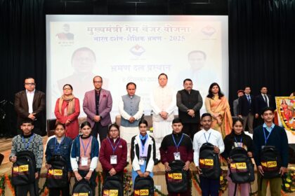 मुख्यमंत्री पुष्कर सिंह धामी ने 240 छात्रों को भारत दर्शन पर रवाना किया