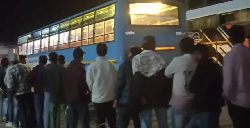 ऋषिकेश छात्र बस सीज