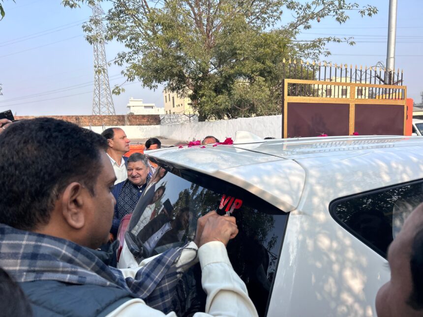 असीम अरुण VIP स्टिकर