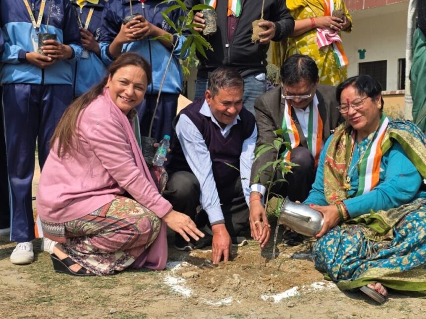 हरियाली की नई शुरुआत: स्कूल में वृक्षारोपण अभियान