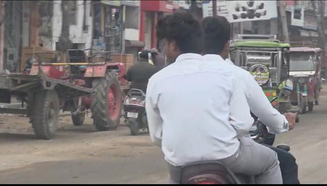 लोनी में बोर्ड परीक्षा के बाद छात्रों का हुड़दंग