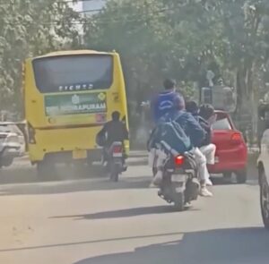 लोनी में बोर्ड परीक्षा के बाद छात्रों का हुड़दंग