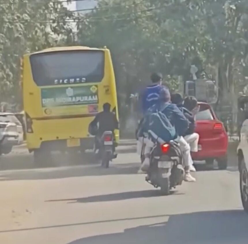 लोनी में बोर्ड परीक्षा के बाद छात्रों का हुड़दंग