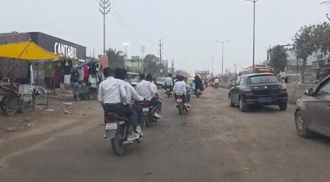 लोनी में बोर्ड परीक्षा के बाद छात्रों का हुड़दंग