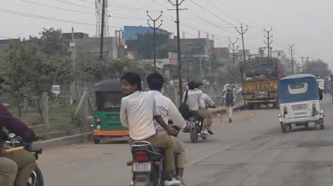 लोनी में बोर्ड परीक्षा के बाद छात्रों का हुड़दंग