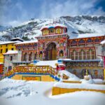 बर्फ से ढका श्री बद्रीनाथ धाम, हिमालय में शीतकालीन अलौकिक दृश्य