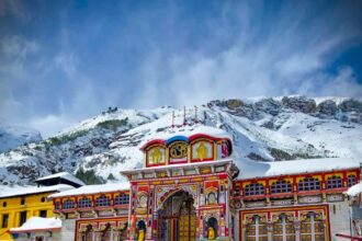 बर्फ से ढका श्री बद्रीनाथ धाम, हिमालय में शीतकालीन अलौकिक दृश्य