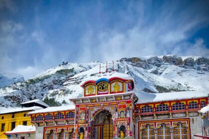 बर्फ से ढका श्री बद्रीनाथ धाम, हिमालय में शीतकालीन अलौकिक दृश्य