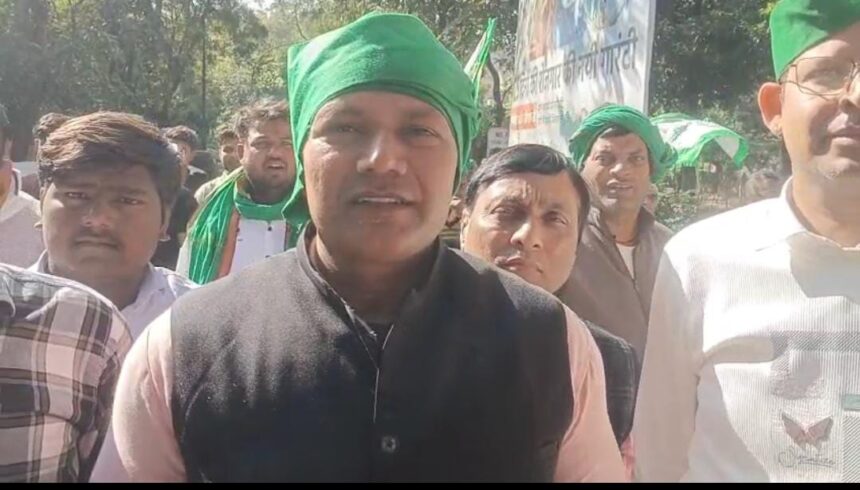 गाजियाबाद कलेक्ट्रेट परिसर में किसानों और पुलिस के बीच झड़प