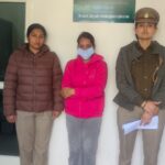 गाजियाबाद में हनीट्रैप मामले में महिला आरोपी को गिरफ्तार करती पुलिस