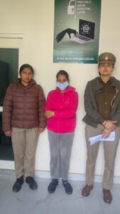 गाजियाबाद में हनीट्रैप मामले में महिला आरोपी को गिरफ्तार करती पुलिस