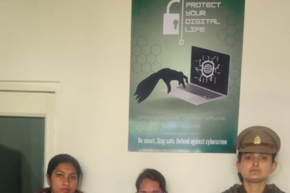 गाजियाबाद में हनीट्रैप मामले में महिला आरोपी को गिरफ्तार करती पुलिस