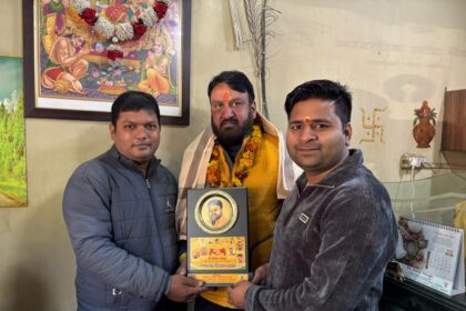 गाजियाबाद में व्यापारी नेता विपिन गोयल को सम्मानित करते संगठन के पदाधिकारी