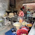 गैस संकट के बीच कलेक्ट्रेट कैंटीन में चूल्हे पर बनती रोटियां