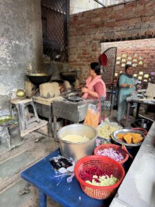 गैस संकट के बीच कलेक्ट्रेट कैंटीन में चूल्हे पर बनती रोटियां