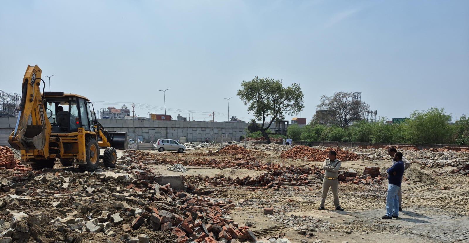 डासना और मसूरी में अवैध कॉलोनियों पर चला बुलडोजर