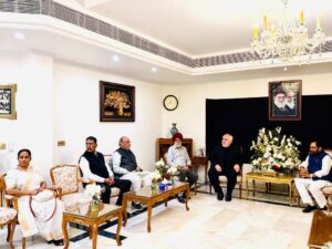 मुख्तार अब्बास नकवी ने ईरान दूतावास जाकर आयतुल्लाह अली खामेनई को दी श्रद्धांजलि